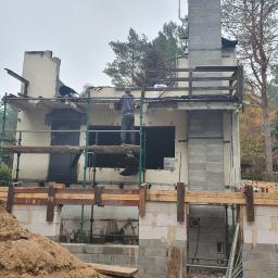 początek prac rozbiórki rozpoczął się od demontaż balkonu drewnianego oraz komina. 