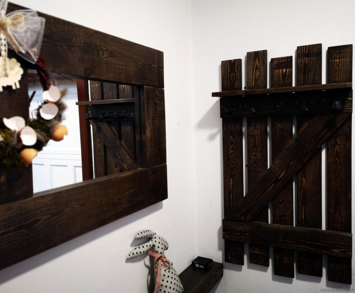 Rustykalne, ciemne lustro w drewnianej ramie z dekoracją wielkanocną i wieszak na ubrania w kształcie bramy stodoły, wykonane ręcznie.