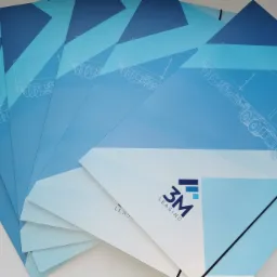 Stos niebieskich teczek z logo firmy 3M Leasing i schematycznym rysunkiem ciężarówki.