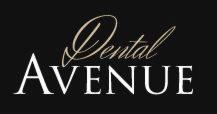 Logo firmy 'Dental Avenue' na czarnym tle, z elegancką czcionką w kolorze beżowym.