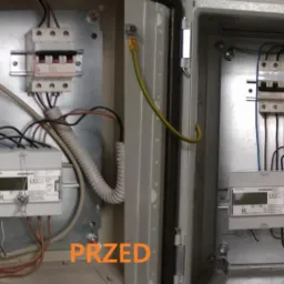 Szafka elektryczna przed i po uporządkowaniu przewodów, widoczne liczniki, bezpieczniki i złączki.