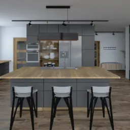 Nowoczesna kuchnia w szarościach z drewnianym blatem wyspy, trzema hokerami z szarymi siedziskami i dekoracyjną ścianką działową z drewnianymi elementami.