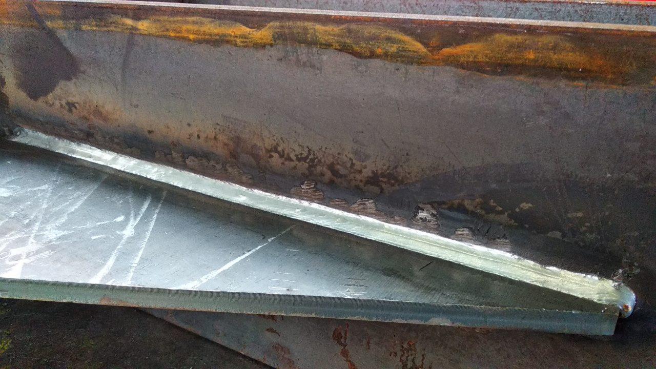 Spoina na metalowej konstrukcji w Krakowie, widoczne ślady rdzy i obróbki po spawaniu.