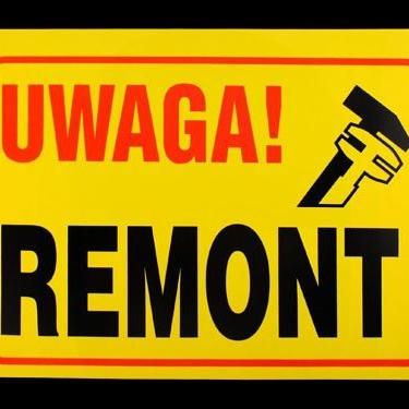 Żółta tablica ostrzegawcza z napisem 'UWAGA! REMONT' i ikoną młotka w prawym górnym rogu.