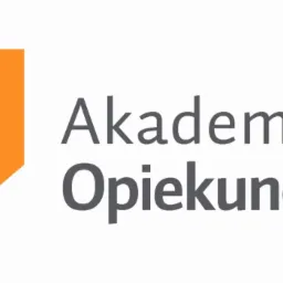 Logo Akademii Opiekunów: pomarańczowy symbol pióra i szary napis nazwy.
