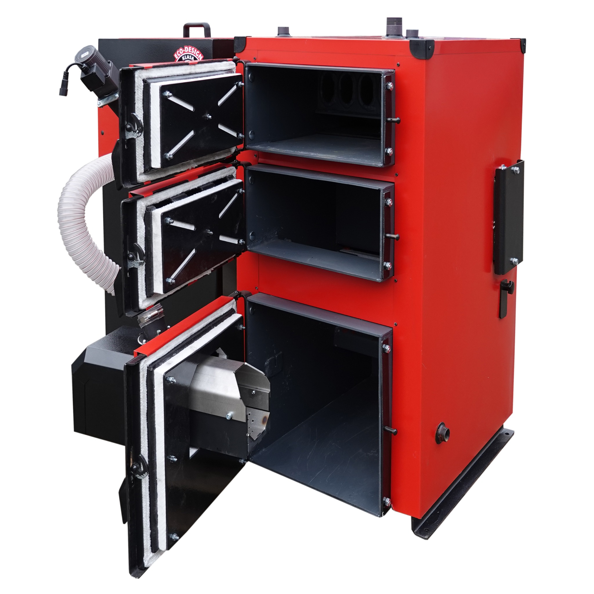 Czerwono-czarny piec CO z otwartymi drzwiczkami, widoczne wnętrze komory spalania i izolacja. Ujęcie na białym tle, prezentujące szczegóły konstrukcyjne.