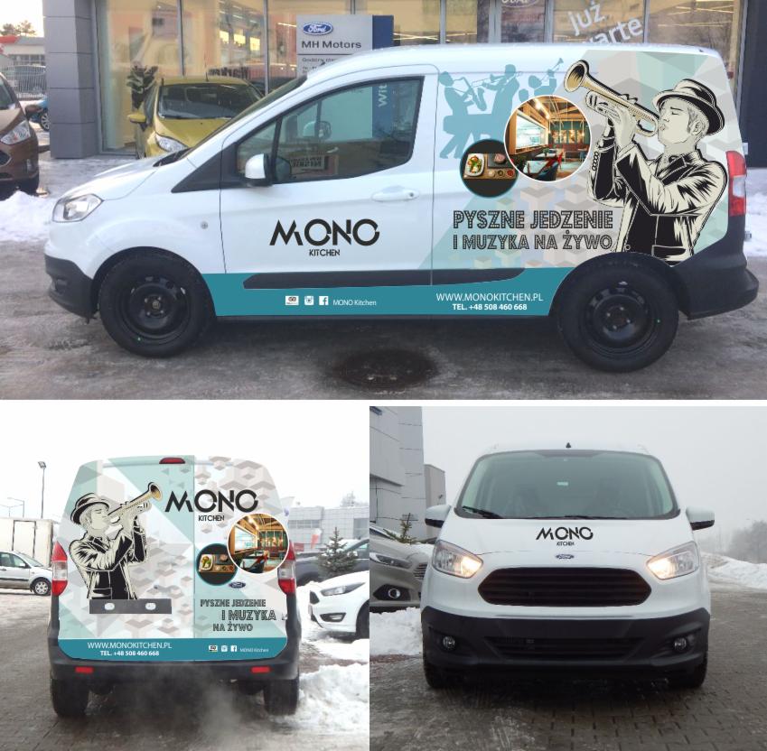 Biały samochód dostawczy z grafiką reklamową restauracji Mono Kitchen: muzyk grający na trąbce, wnętrze lokalu i napis 'Pyszne jedzenie i muzyka na żywo'.
