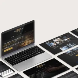 Laptop wyświetlający stronę internetową firmy Laser Wojda Team specjalizującej się w cięciu laserowym i obróbce stali, z widocznymi kartami z ofertą i danymi kontaktowymi.