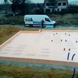 Bodnenplatte Sp. z o.o. - Przygotowany fundament z izolacją termiczną PNP, wystające rurki instalacyjne, w tle pracownik przy samochodzie dostawczym firmy budowlanej.