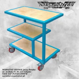 Wózek warsztatowy na kółkach z trzema poziomami, niebieska metalowa konstrukcja i jasne drewniane półki, logo firmy w górnej części zdjęcia.