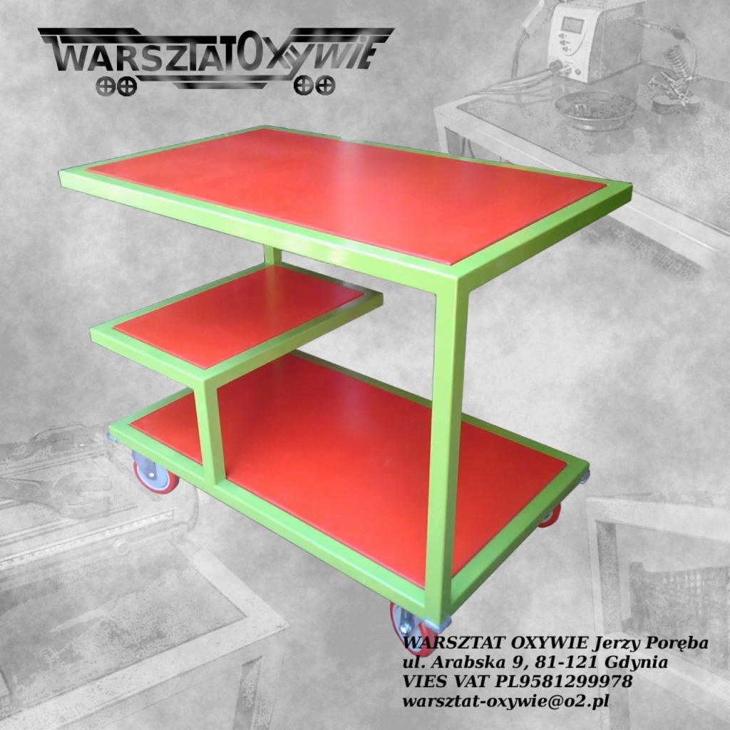 Wózek warsztatowy z trzema poziomami, czerwonymi blatami i zieloną ramą, na kółkach, z widocznym logo firmy w tle.