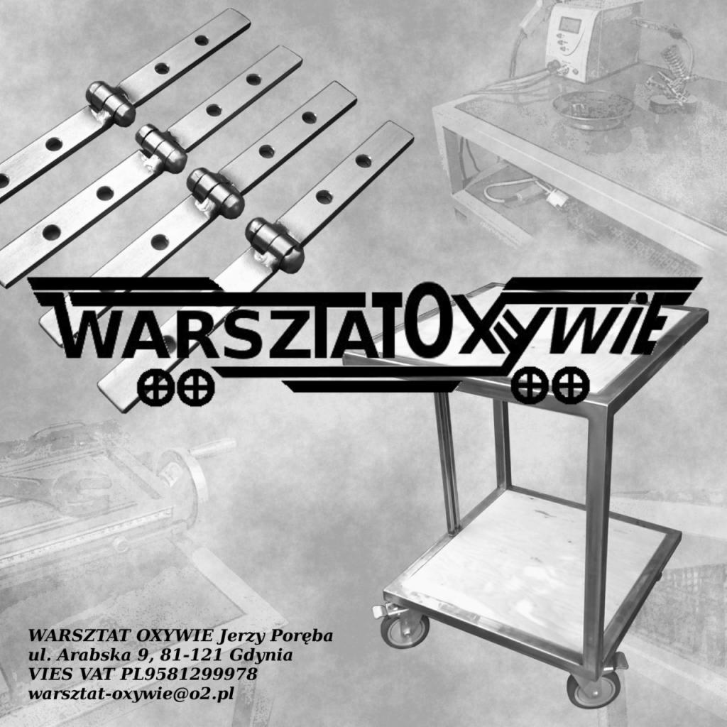 Czarno-białe zdjęcie prezentujące logo firmy Warsztat Oxywie, obok elementy metalowe z otworami i zawiasami, w tle wózek warsztatowy na kółkach oraz sprzęt spawalniczy.