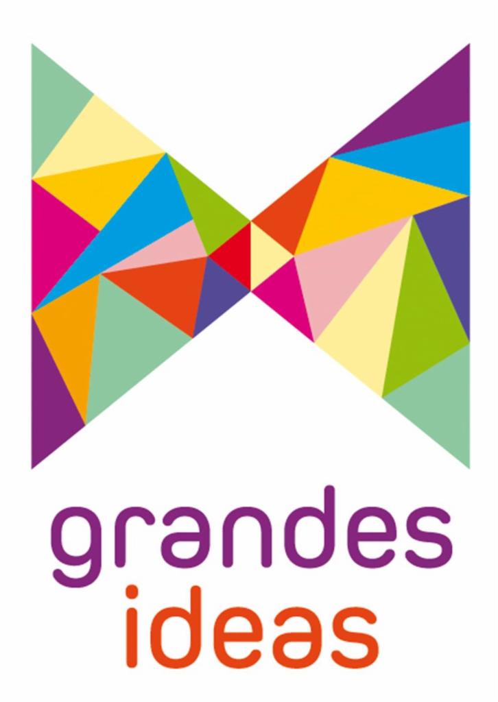 Kolorowe, geometryczne logo 'grandes ideas' z trójkątów w odcieniach fioletu, różu, zieleni, żółci i pomarańczy na białym tle. Kreatywny design.
