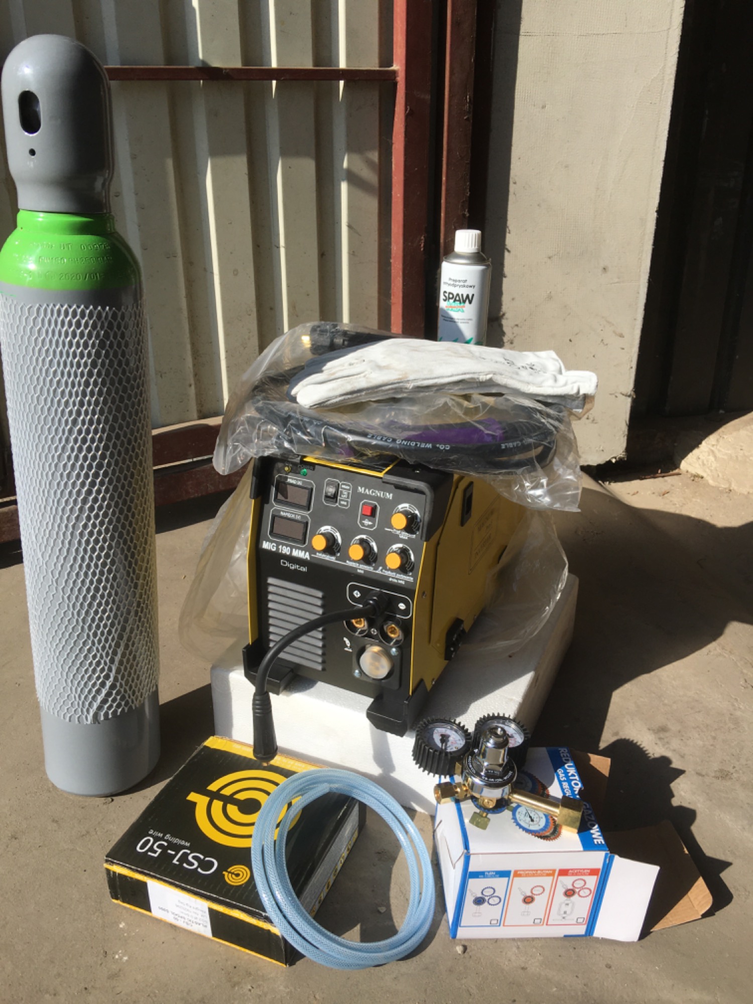 Zestaw do spawania MIG/MAG: butla z gazem osłonowym, spawarka Magnum MIG 190 Digital, reduktor gazowy, przewód spawalniczy, rękawice i preparat antyodpryskowy SPAW.
