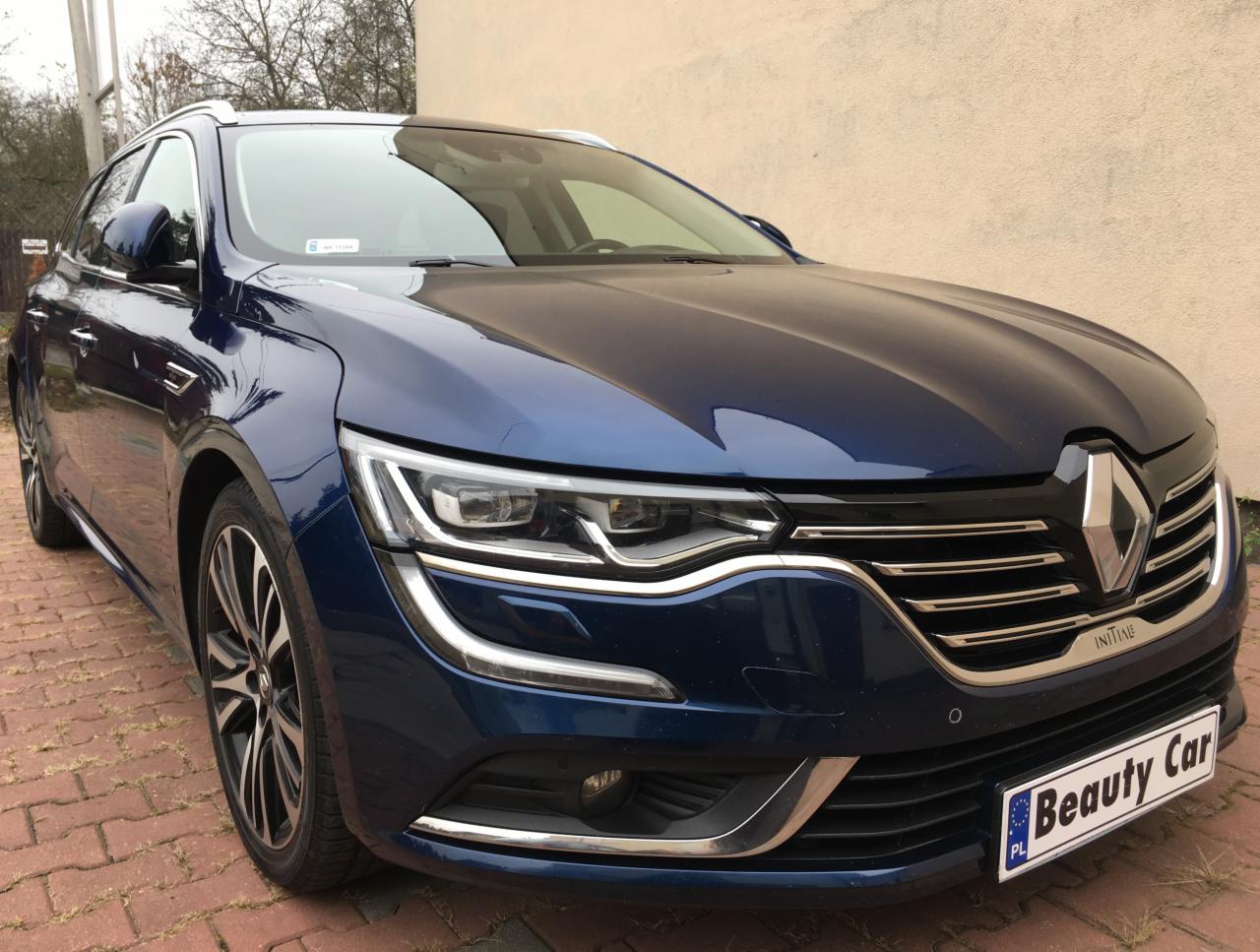 Błyszczący, granatowy Renault Talisman kombi po detailingu, zaparkowany na kostce brukowej. Widoczne chromowane elementy i tablica rejestracyjna 'Beauty Car'.