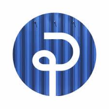 Logo na tle magazynu: biała litera 'P' na tle niebieskiej, pionowo żebrowanej ściany magazynowej z widocznymi elementami mocującymi.