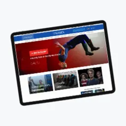 Tablet wyświetlający stronę internetową sklepu BHP z ofertą kaloszy Dunlop, obuwia i okularów Uvex oraz produktów Solid Gear.