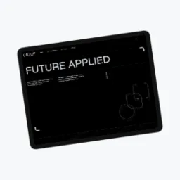 Tablet wyświetlający stronę internetową z minimalistycznym designem, z napisem 'FUTURE APPLIED' i opisem technologii 3D printing, scanning i modelling.