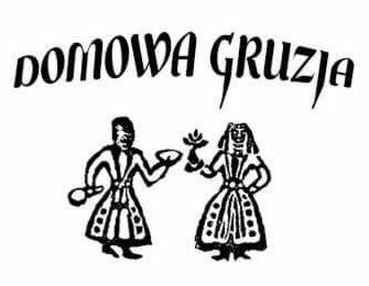 Czarno-białe logo 'DOMOWA GRUZJA' z dwoma stylizowanymi postaciami w tradycyjnych strojach gruzińskich, jedna trzyma tacę, druga kwiat.