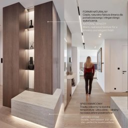 Wyskkuchnie - Nowoczesna szafa wnękowa z forniru w przedpokoju, podświetlana półka z dekoracjami. Kobieta idąca w głąb jasnego korytarza. Spiek kwarcowy na podłodze.