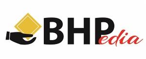 Logo firmy BHPedia z czarną dłonią podtrzymującą żółty romb i napisem BHPedia w czerni z czerwonym dopiskiem 'edia'.