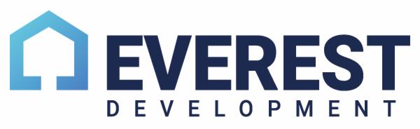 Logo firmy Everest Development z niebieskim symbolem domu o nowoczesnym designie.