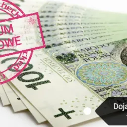 Stos banknotów stuzłotowych z pieczątką 'Centrum Finansowe' i napisem 'Dojazd do Klienta - GRATIS!'
