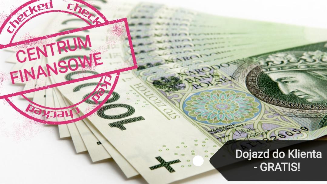 Stos banknotów stuzłotowych z pieczątką 'Centrum Finansowe' i napisem 'Dojazd do Klienta - GRATIS!'