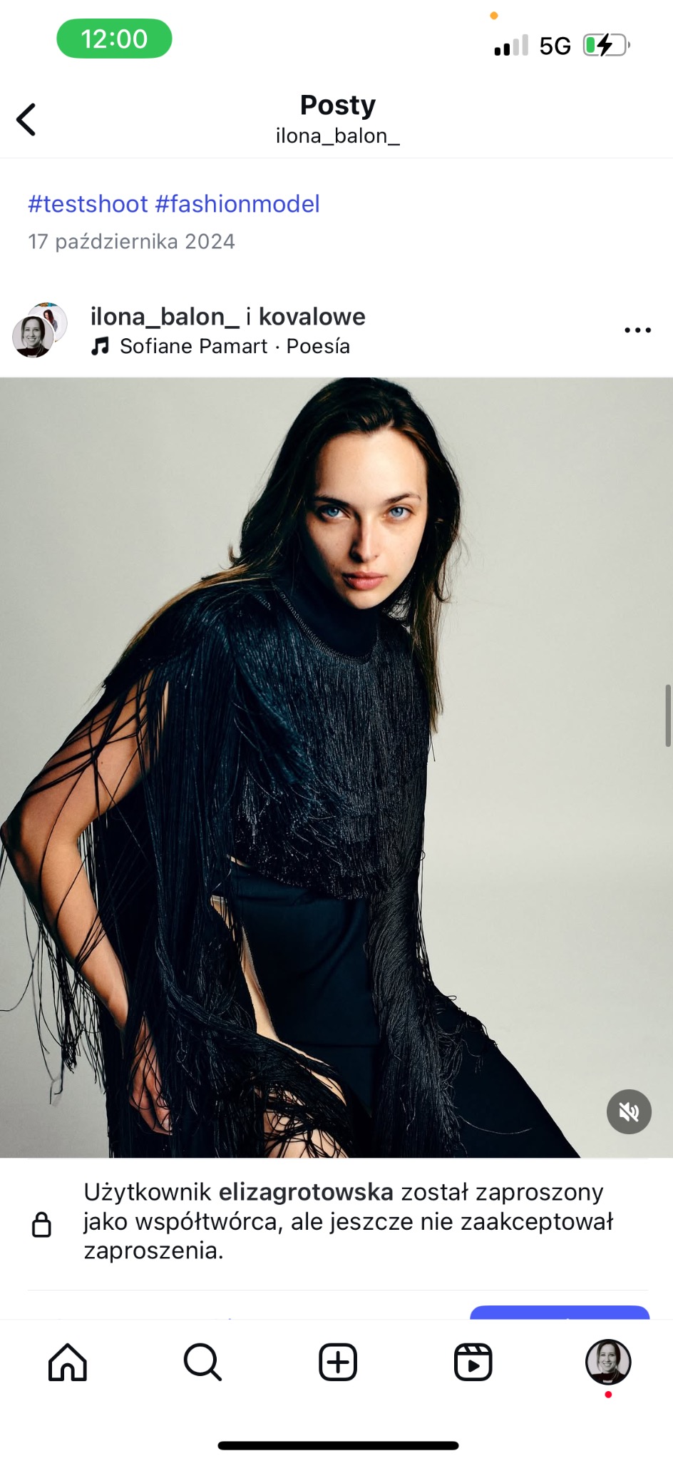 Portret kobiety o przenikliwym spojrzeniu w czarnej kreacji z frędzlami na jasnym tle, uchwycony w kadrze z lekkiego dołu, z widocznym fragmentem profilu.