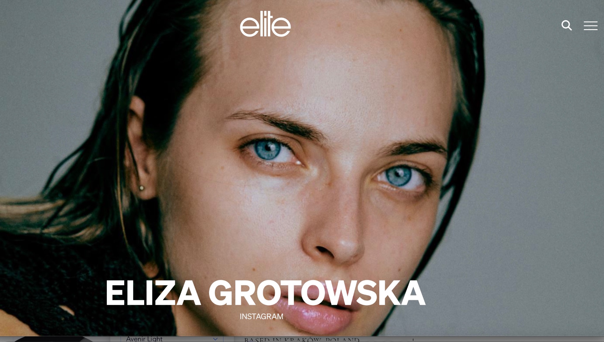 Portret kobiety o jasnej karnacji i niebieskich oczach, z widocznym logo 'elite' w górnej części kadru, prezentujący profesjonalny wizerunek.