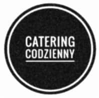 Okrągłe logo w czerni i bieli z napisem 'CATERING CODZIENNY' wewnątrz.
