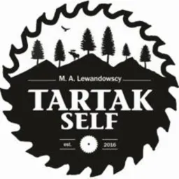 Grafika przedstawiająca logo firmy Tartak Self, w kształcie piły tarczowej z motywem górskim, drzewami iglastymi, sylwetką łosia i ptaka w locie. Widoczny napis 'M. A. Lewandowscy' oraz rok...