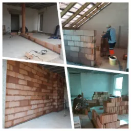 Mozaika zdjęć z budowy: fundament z pustaków ceramicznych, wznoszenie ściany działowej na poddaszu, fragment wymurowanej ściany z widocznymi spoinami oraz murarz układający kolejne bloczki.