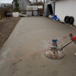 Posadzki Maszynowe Radosław Lisiecki - Wylewka dojazdu betonowego drogi do magazynu z zastosowaniem siatki zbrojonej oraz kruszywa 02-04