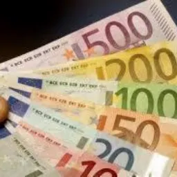 Dłoń trzymająca wachlarz banknotów euro o różnych nominałach: 500, 200, 100, 50, 20 i 10, widoczne szczegóły zabezpieczeń.