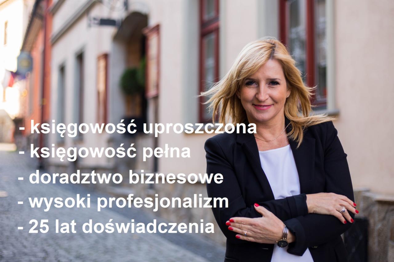 Profesjonalna blond kobieta w czarnej marynarce, uśmiechnięta, na tle uliczki miejskiej i tekstu o księgowości uproszczonej, pełnej, doradztwie biznesowym i 25 latach doświadczenia.