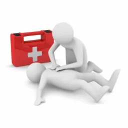 Grafika 3D przedstawiająca osobę wykonującą resuscytację krążeniowo-oddechową na manekinie, obok czerwona apteczka pierwszej pomocy; potencjalne szkolenie w Brody.