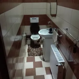 Położenie płytek oraz zamontowanie urządzeń sanitarnych