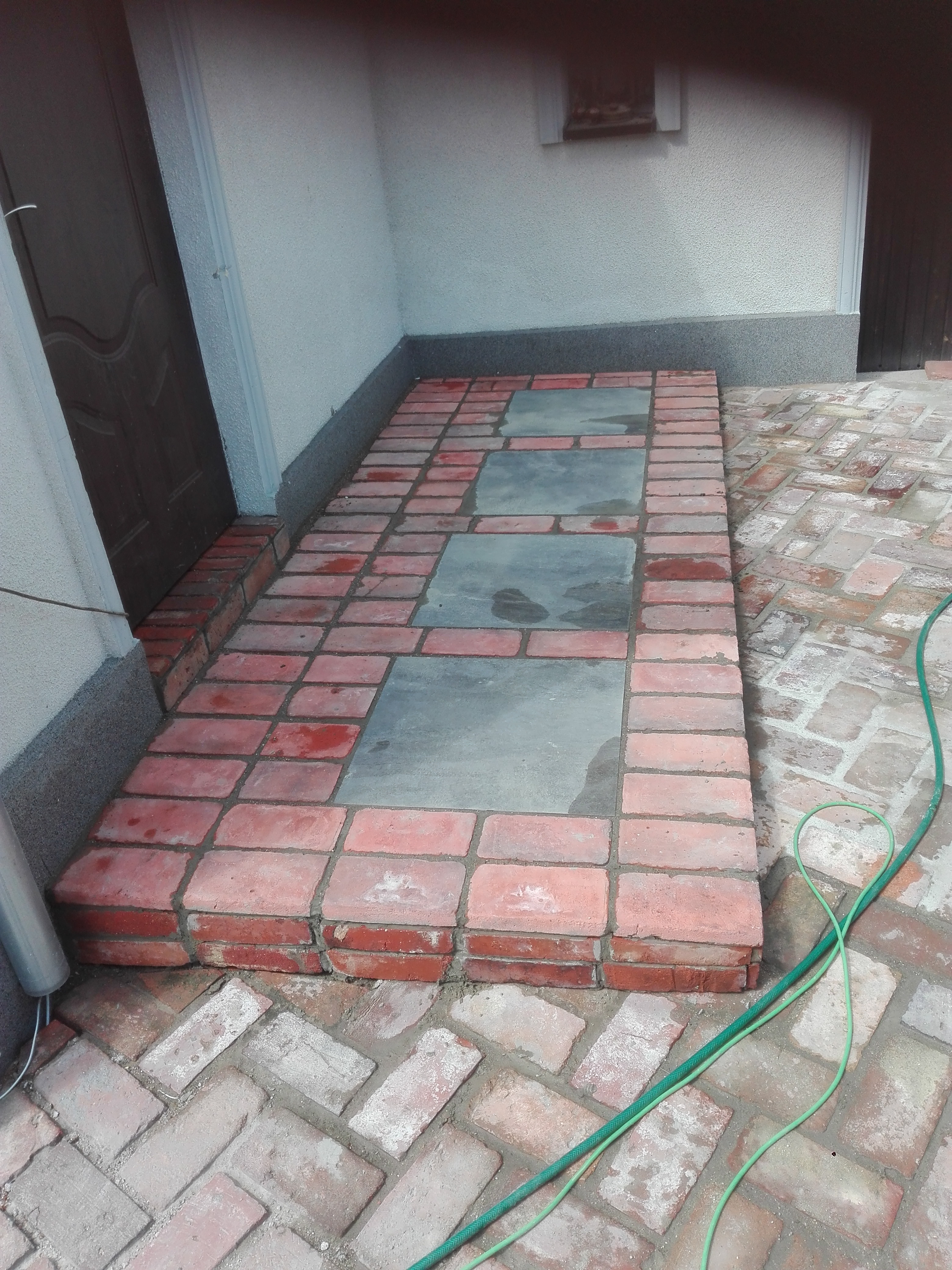 Położenie kostki przed wejściem do domu