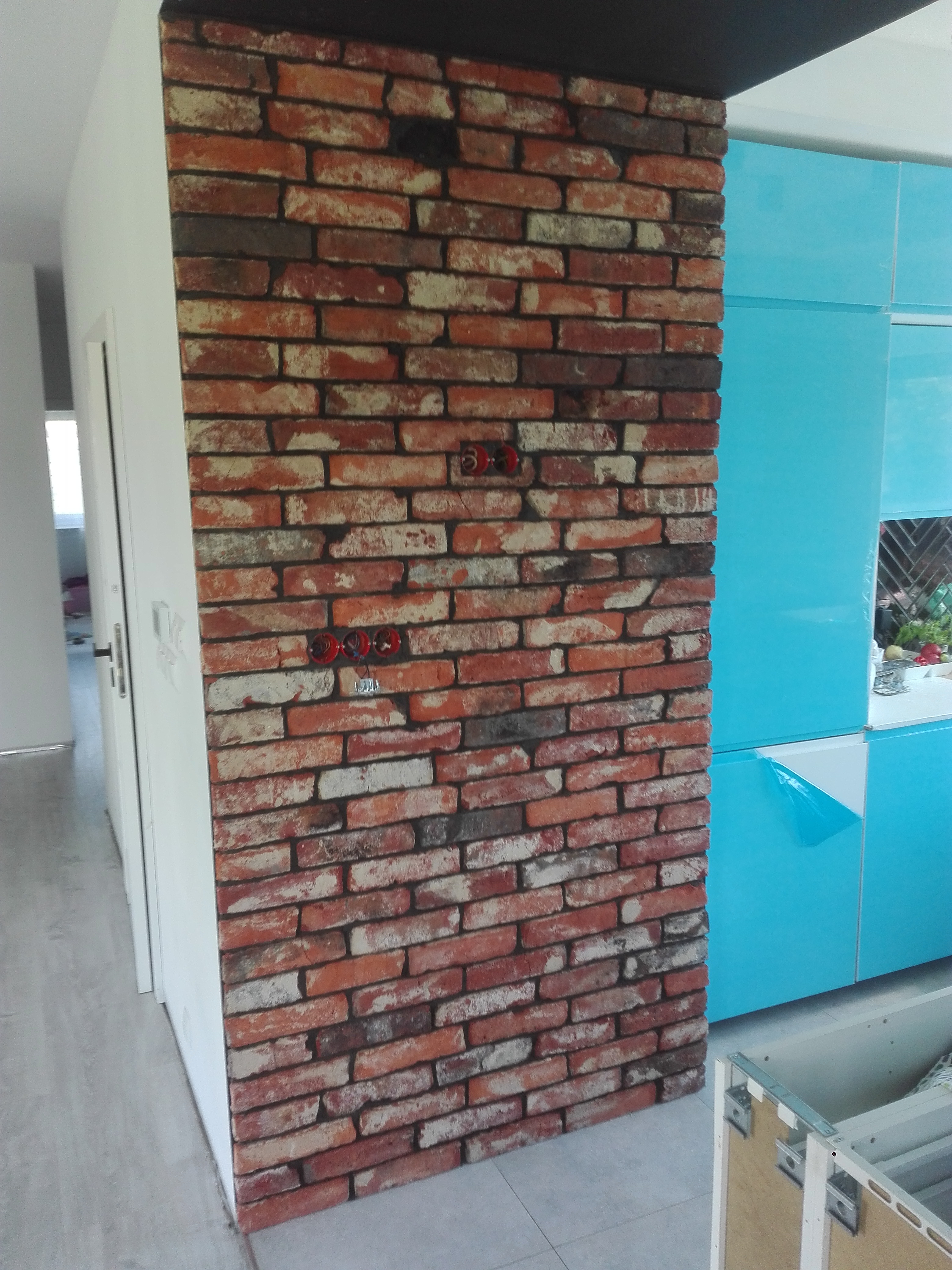 Położenie cegieł na ścianie