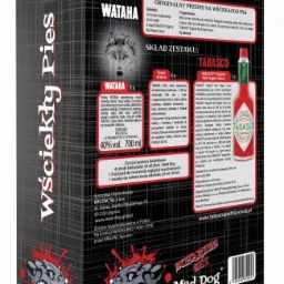 Zestaw 'Wściekły Pies': wódka WATAHA, syrop malinowy, sos Tabasco, kieliszki Mad Dog, lejek i miarka do alkoholu, zapakowane w czarno-czerwone pudełko z grafiką wilka i psa.