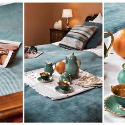 ZalubskaStudio - Turkusowa pościel z gazetą, okularami i serwisem do herbaty w złotych zdobieniach na białej tacy z haftem.