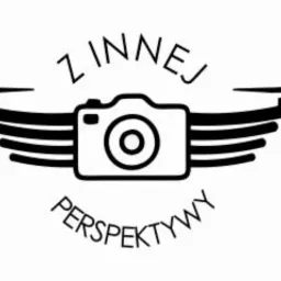 Czarno-białe logo z kamerą na tle skrzydeł drona i napisem 'Z INNEJ PERSPEKTYWY', sugerujące fotografię lub filmowanie z powietrza.
