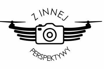 Czarno-białe logo z kamerą na tle skrzydeł drona i napisem 'Z INNEJ PERSPEKTYWY', sugerujące fotografię lub filmowanie z powietrza.