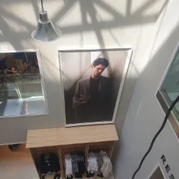 Nasza realizacja wieszanie banerów reklamowych w sklepie w zakopanym