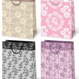 Kastel Greetings Sp. z o. o. - Cztery torebki prezentowe z różnymi wzorami kwiatowymi: beżowe róże, różowe kwiaty, czarna koronka z różami i fioletowe kwiaty na tle koronki.
