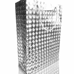 Kastel Greetings Sp. z o. o. - Błyszcząca, srebrna torba prezentowa z uchwytami sznurkowymi, o fakturze przypominającej mozaikę, odbijająca się w błyszczącym podłożu.