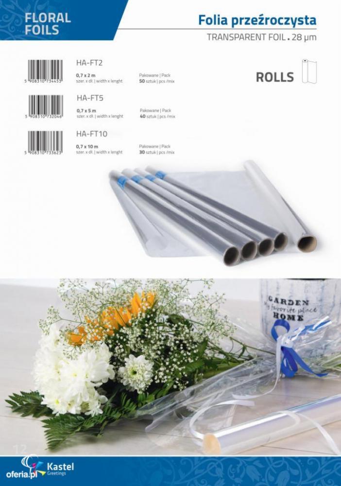 Rolki przezroczystej folii do pakowania kwiatów, widoczne bukiety kwiatów w tle, etykiety z informacjami o produkcie.