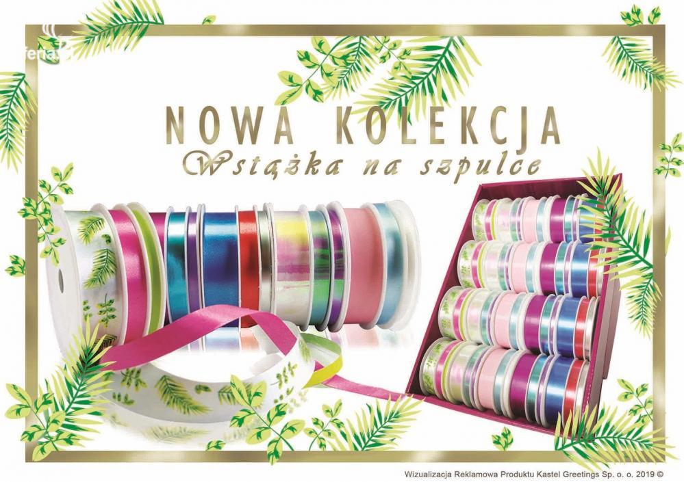 Ilustracja reklamowa nowej kolekcji wstążek na szpulach w różnych kolorach i wzorach, ułożonych w pudełku na białym tle z motywem roślinnym.
