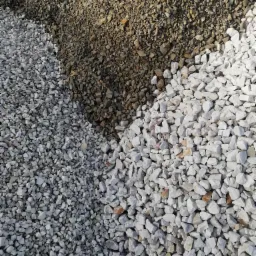 Trzy rodzaje kruszywa: białe, szare i brązowe, ułożone obok siebie w Grodzisku Mazowieckim.